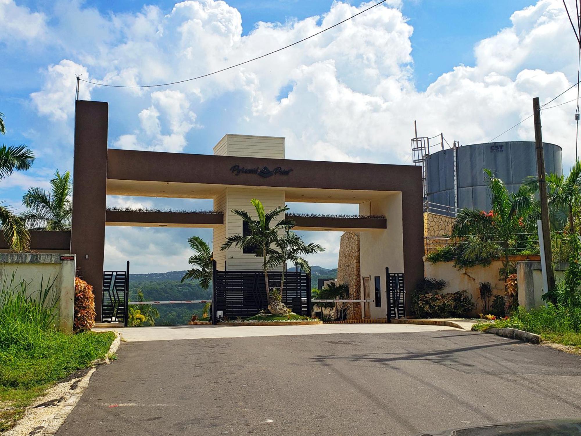 Ms. T'S Paradise @ Pyramid Point Ocho Rios Exterior photo