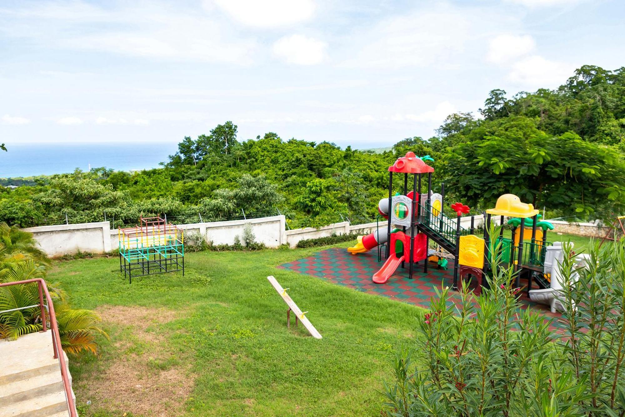 Ms. T'S Paradise @ Pyramid Point Ocho Rios Exterior photo