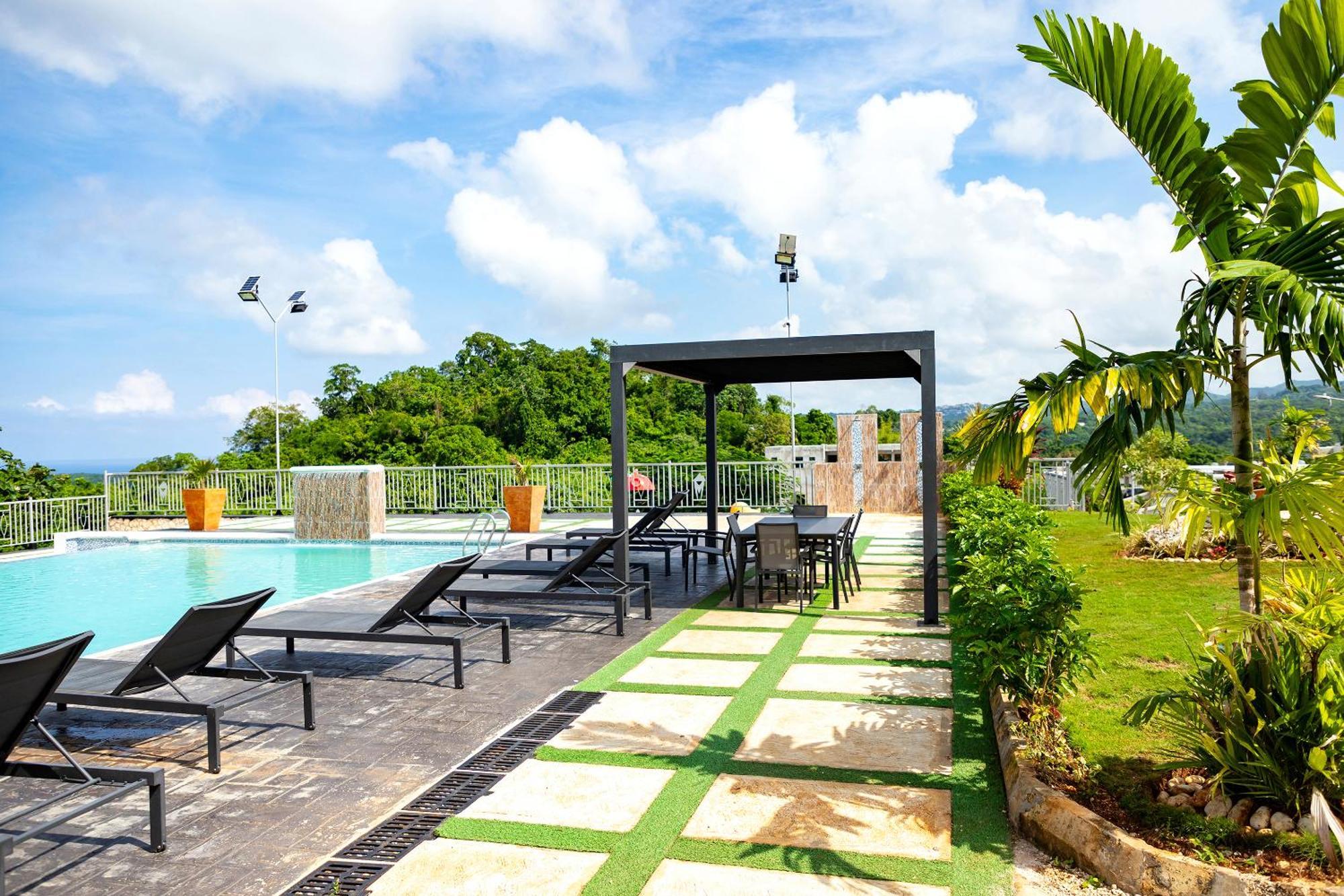Ms. T'S Paradise @ Pyramid Point Ocho Rios Exterior photo